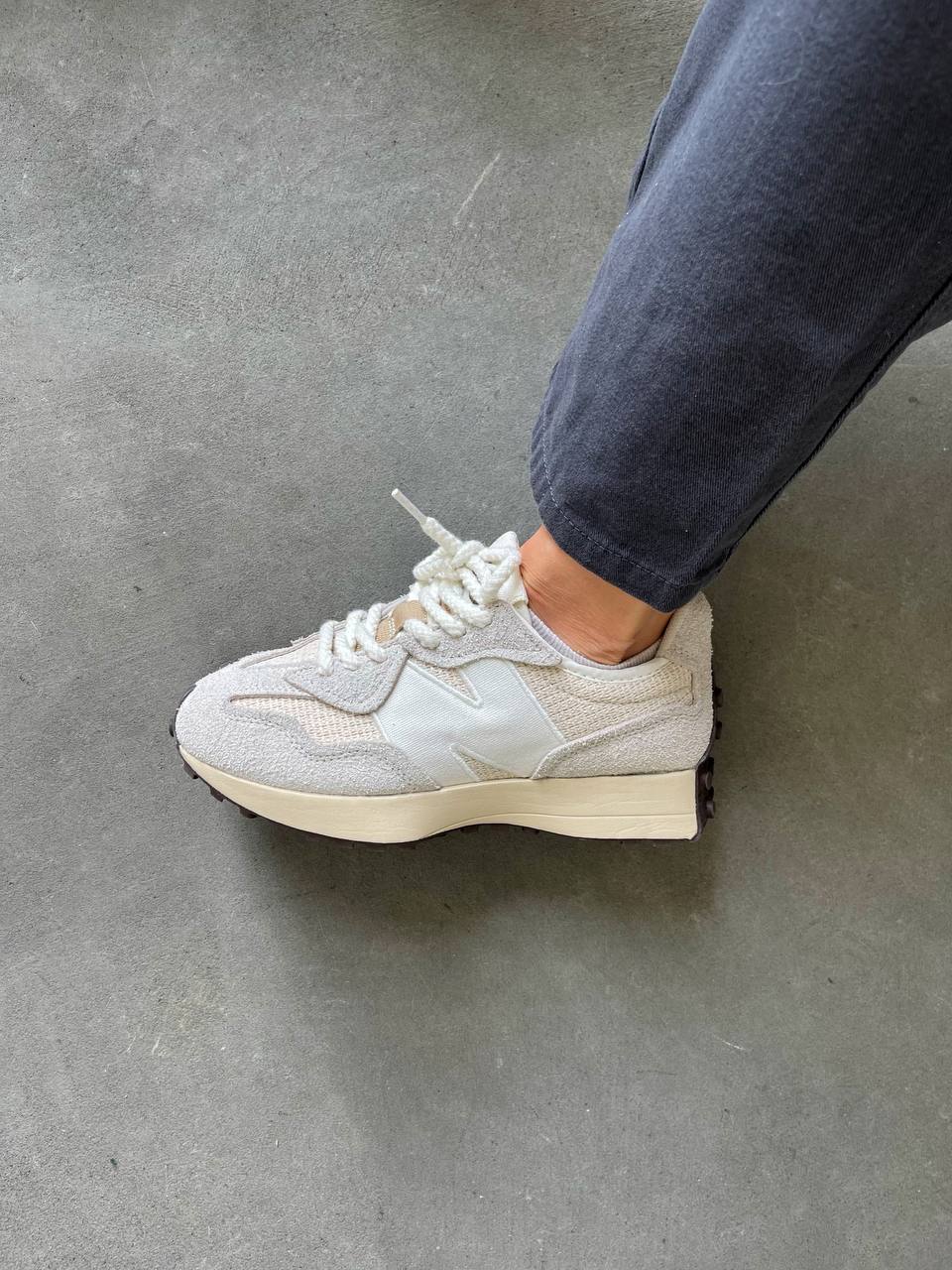 New Balance 327 Beige